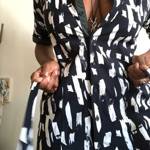 🍑🍑🍑 Black & White Button down collared dress